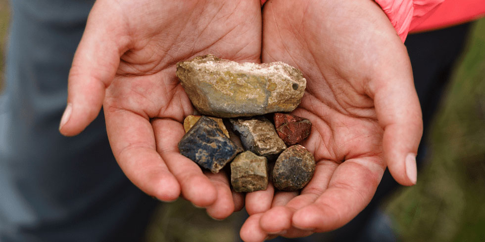 hands holding rocks